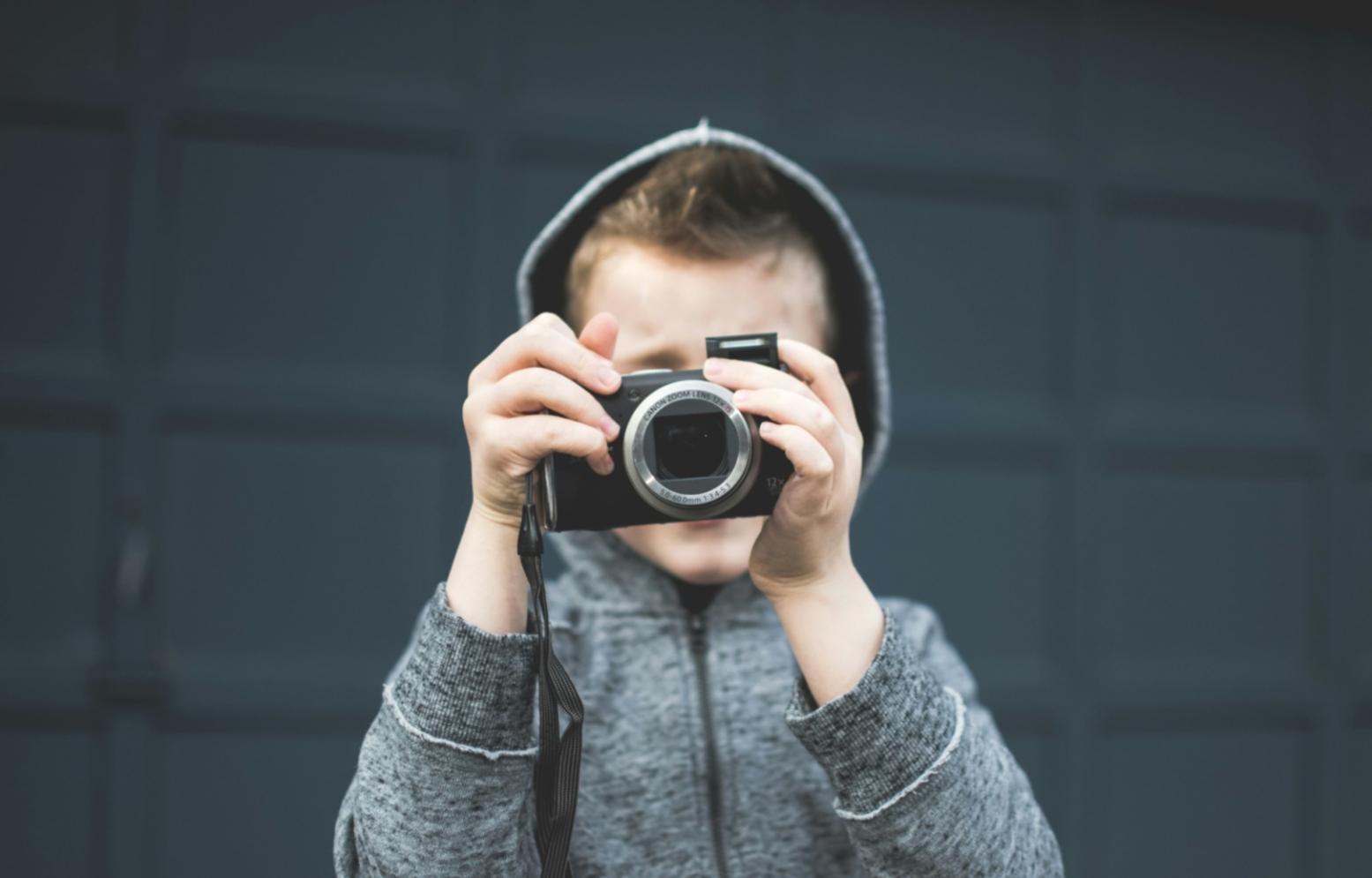 Espace de formation moderne équipé de matériel vidéo professionnel