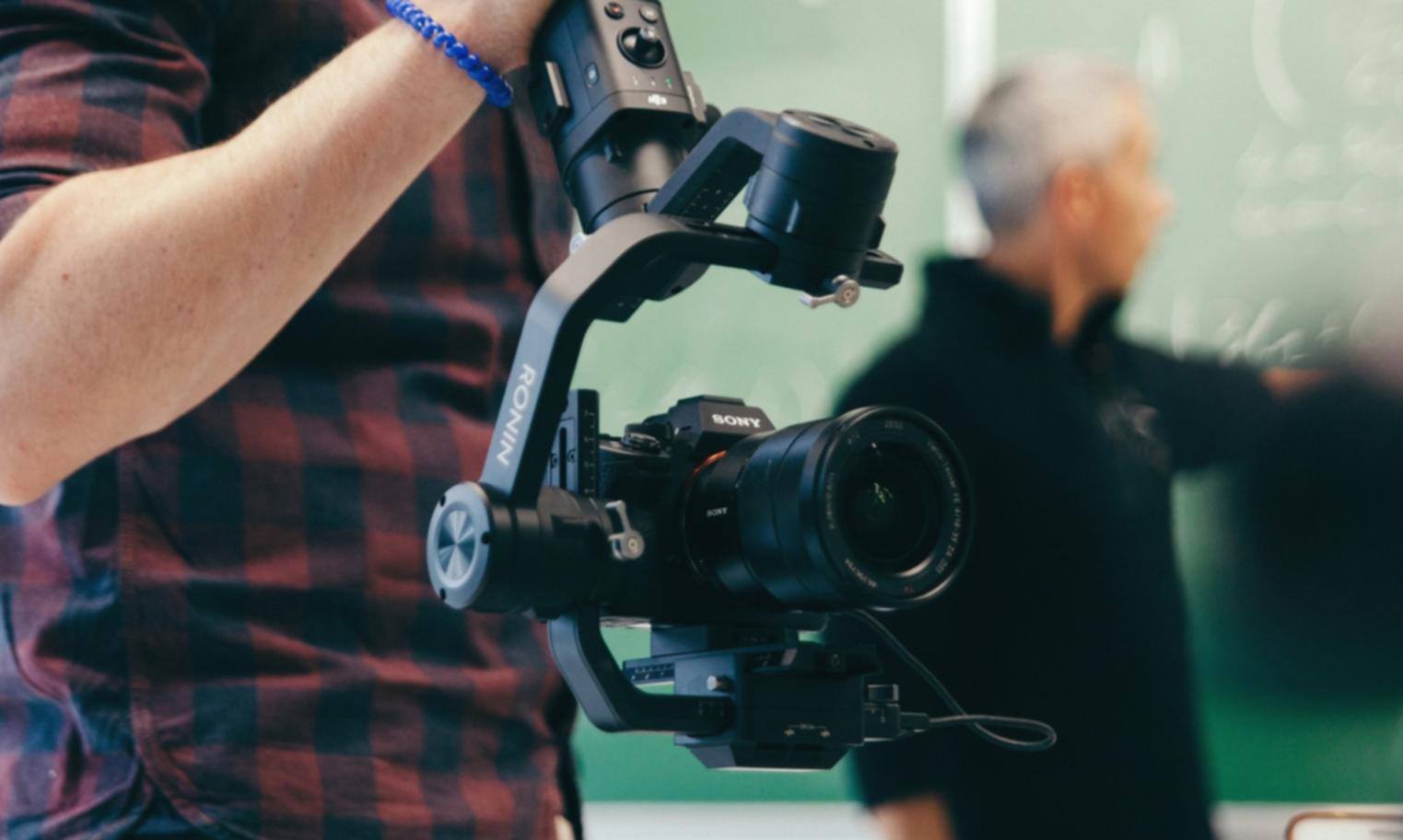 Salle de formation avec équipements vidéo professionnels